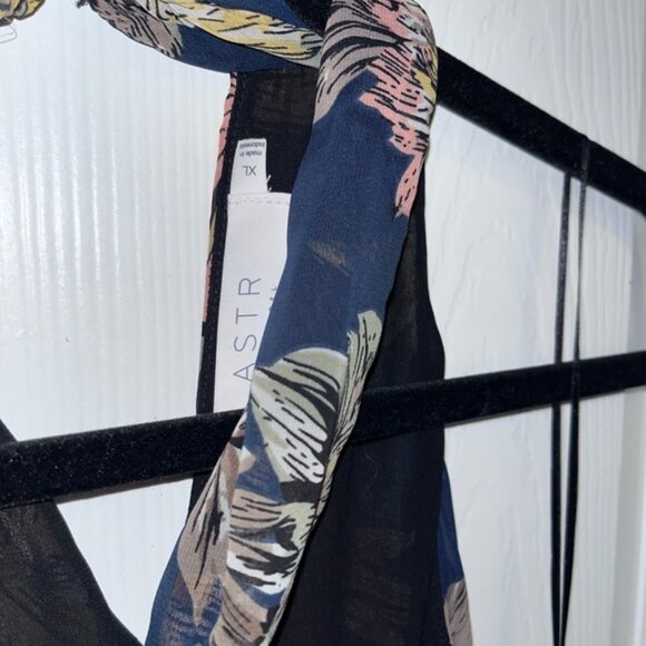 New with tags. Astr criss cross neck chiffon shift dress - Picture 4 of 6